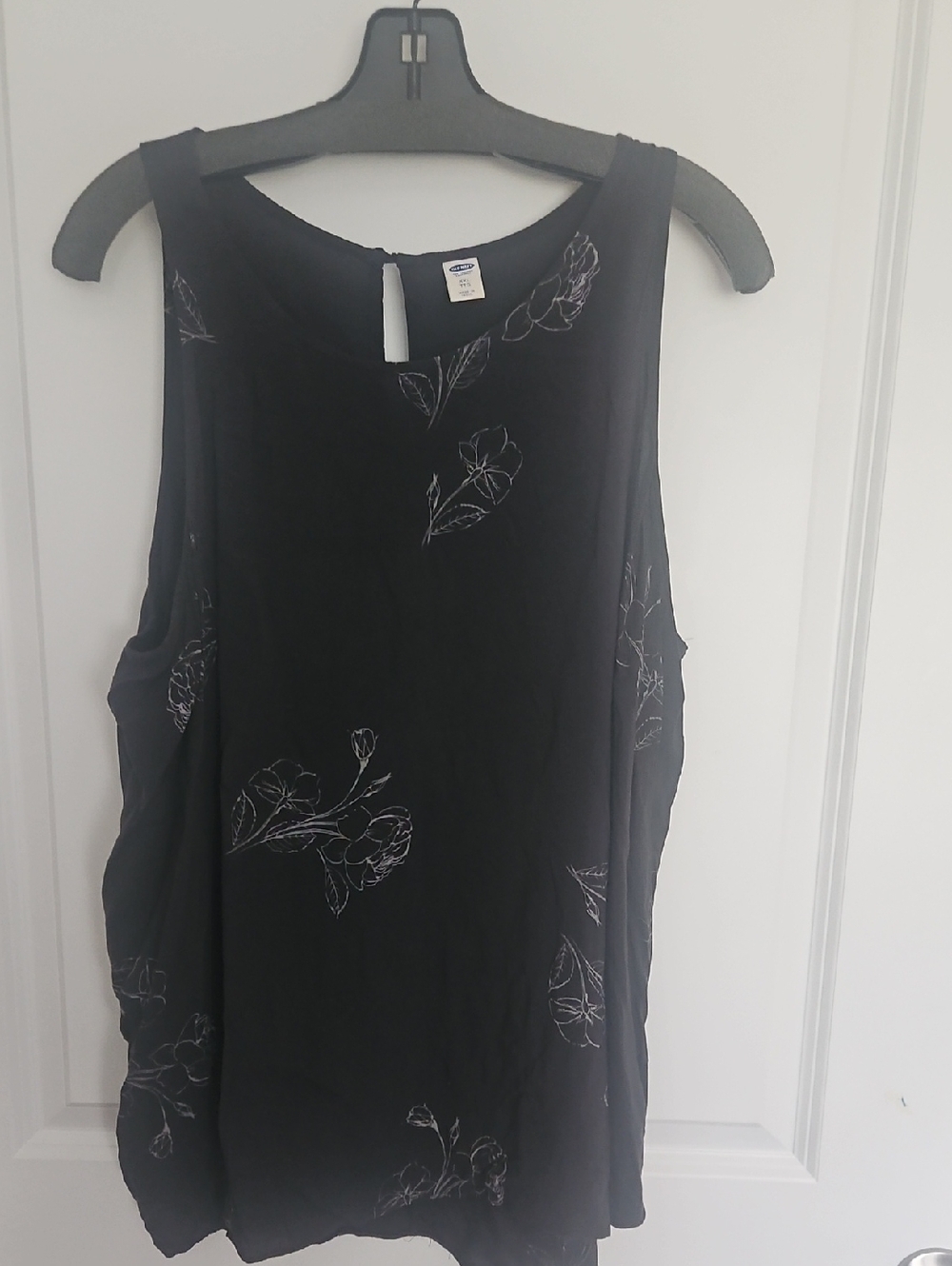 Old Navy Dark Grey Floral Scoop Neck Tank